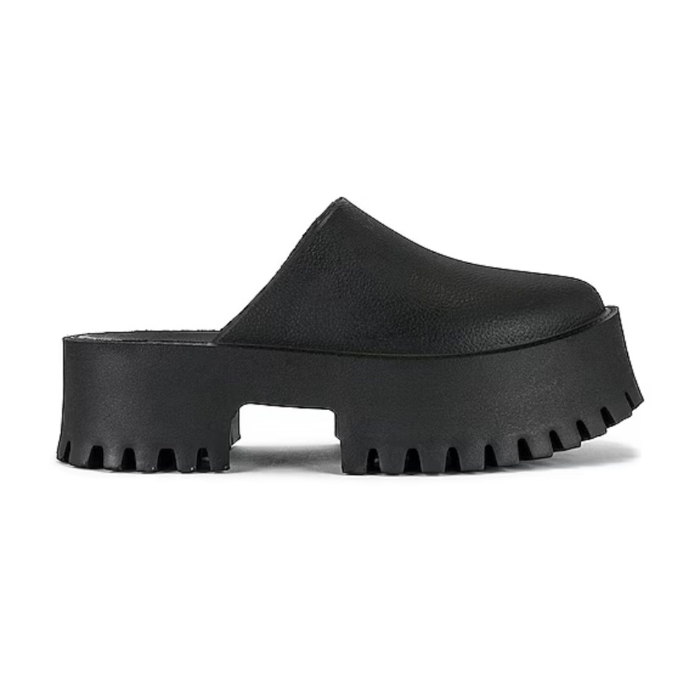 Clogge in Black